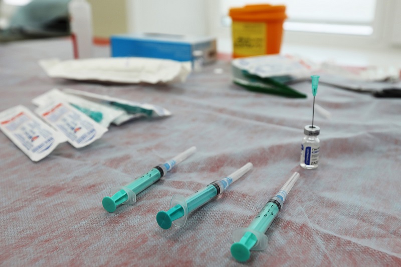 Десятки тысяч доз вакцины от ковида прибывают в Челябинскую область*1