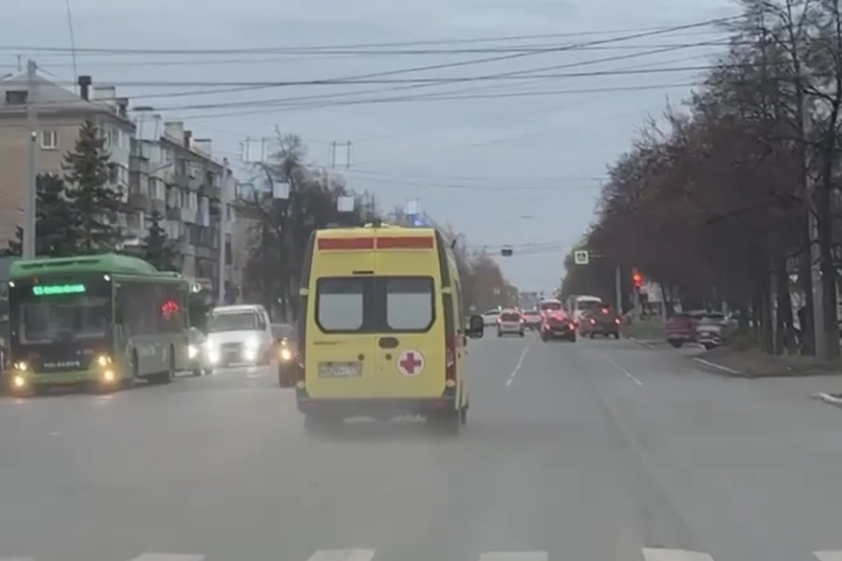 К месту взрыва на заводе в Копейске продолжают прибывать машины скорой помощи*