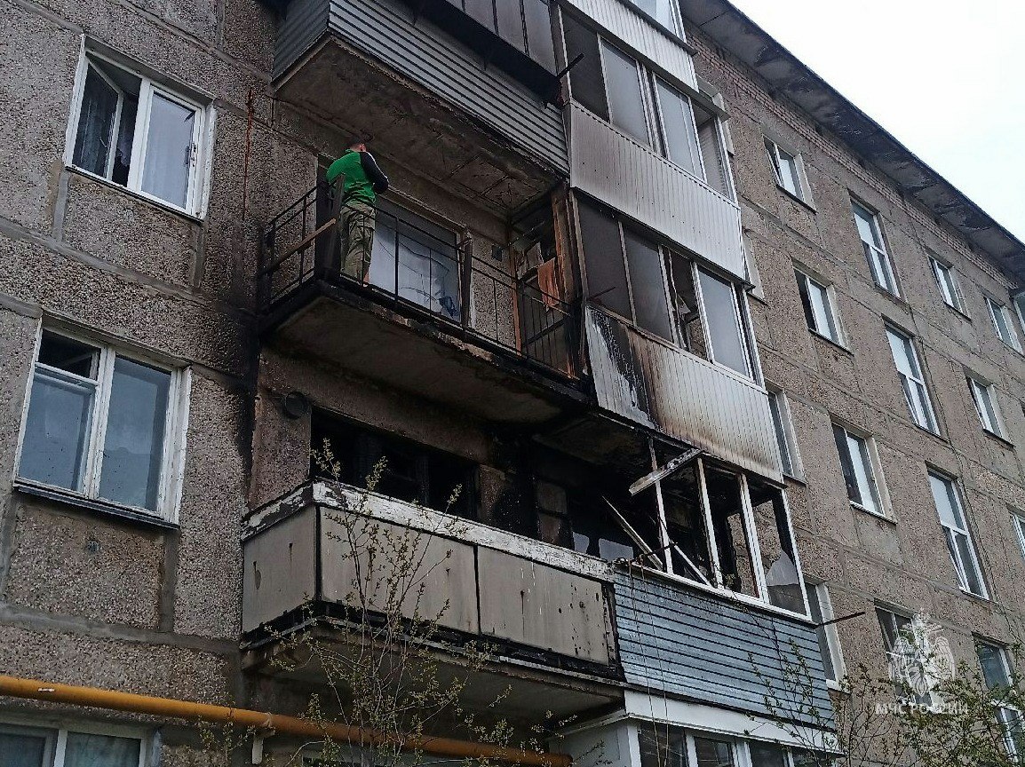 Огонь охватил четыре балкона в многоквартирном доме в Аше*