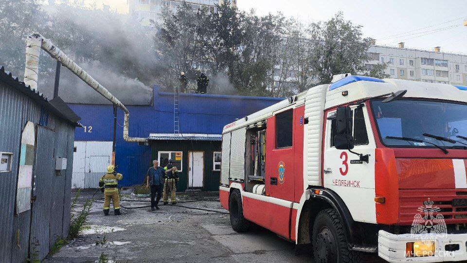 Загоревшийся тополиный пух едва не уничтожил автосервис в Челябинске*