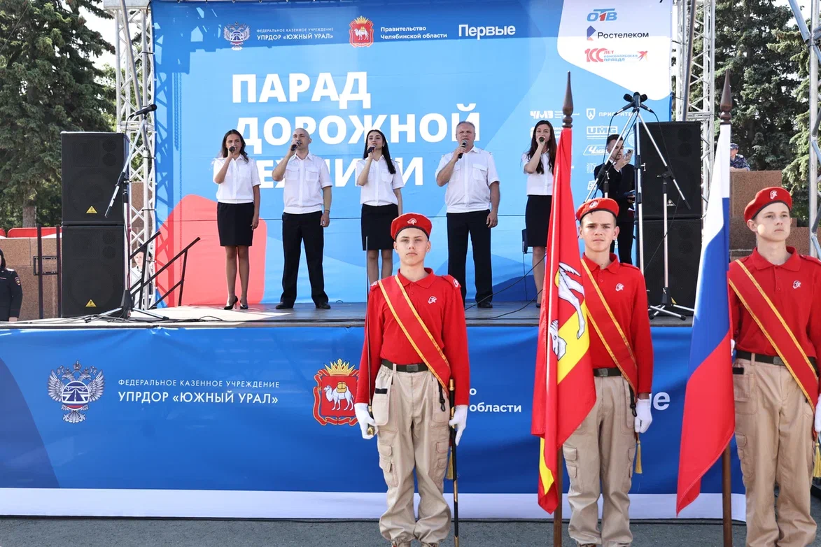 Дорожную и строительную технику массово собрали на главной площади Челябинска