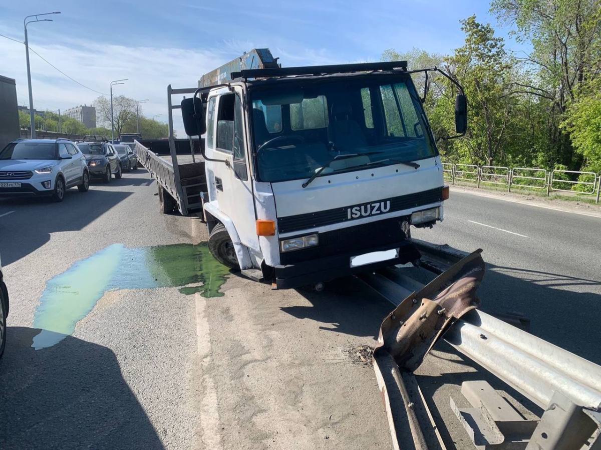 Неисправный грузовик врезался в отбойник в Челябинске*