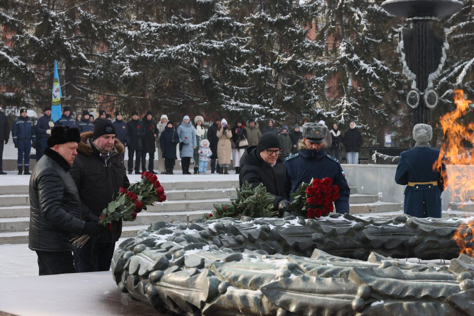 Губернатор Алексей Текслер возложил цветы к Вечному огню в Челябинске