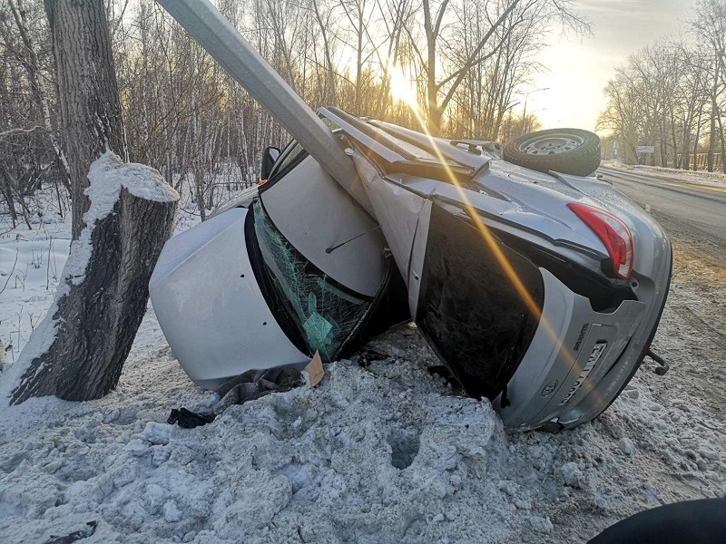 Автомобиль въехал в столб