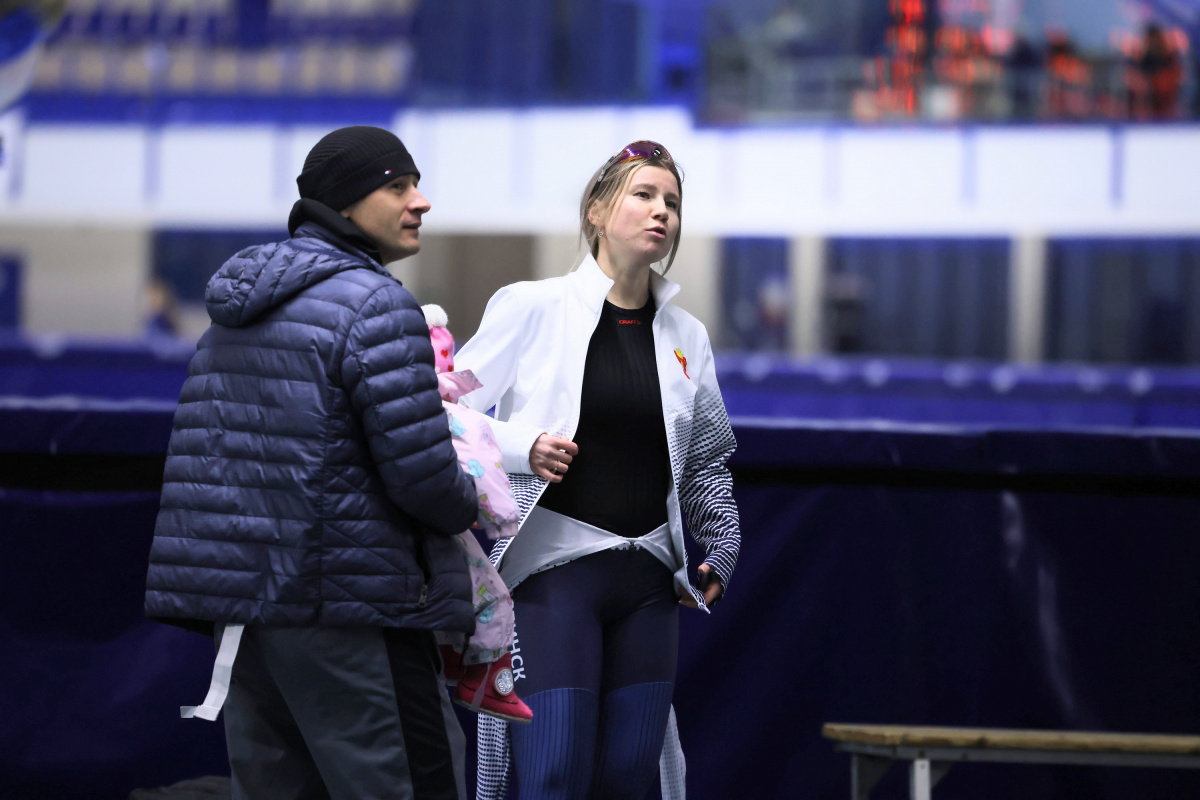 Участники шоу «Титаны» довели до слез известную челябинскую конькобежку*