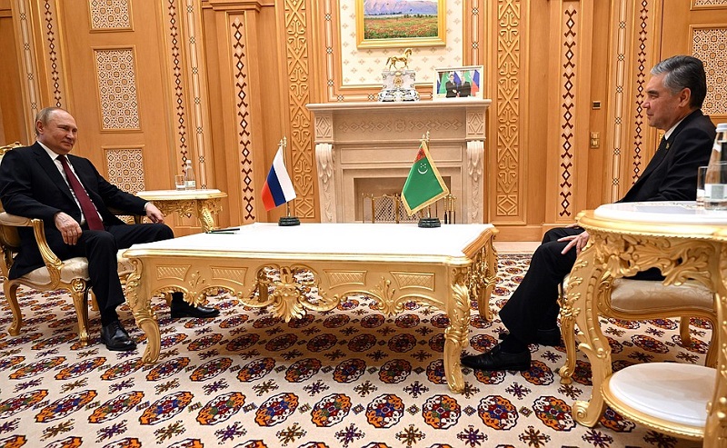 Путин подарил экс-президенту Туркменистана шахматы златоустовских мастеров