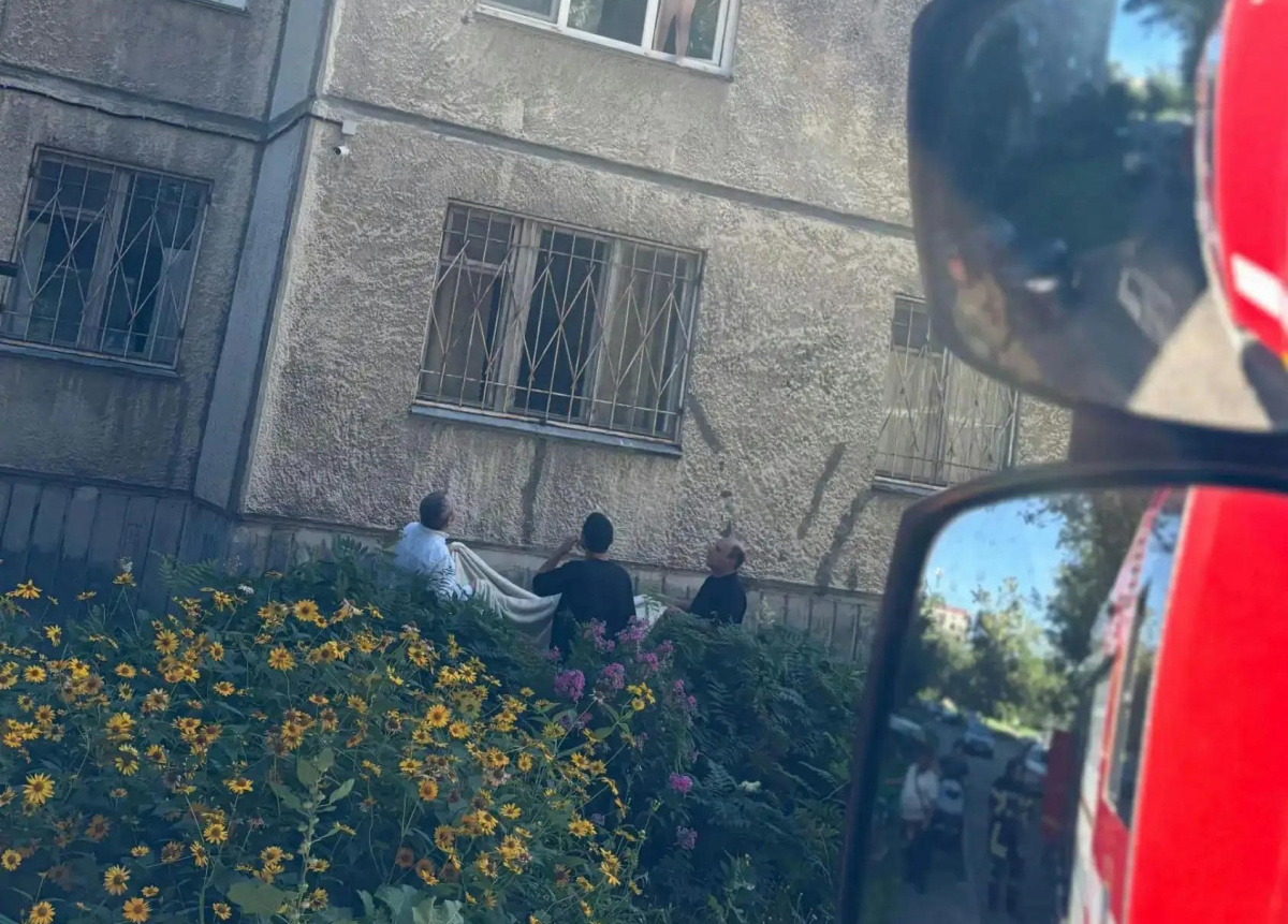 Ребенка сняли с подоконника многоэтажки в Челябинске*
