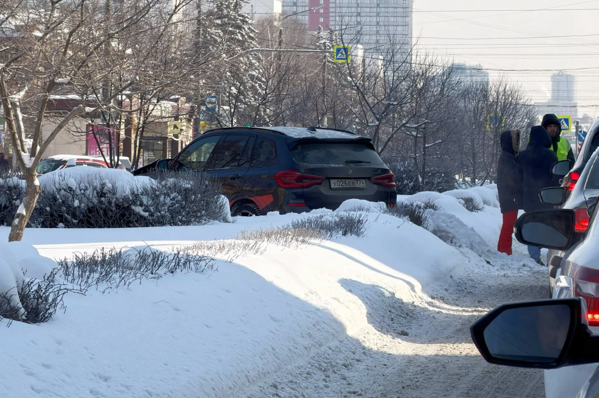 BMW вынесло на разделительную полосу после ДТП у ЮУрГУ в Челябинске*1