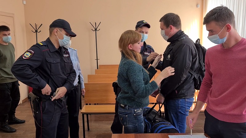 Суд отменил приговор челябинским анархистам за баннер у здания ФСБ