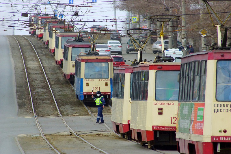 Трамваи в центре Челябинска остановили из-за бесхозного пакета