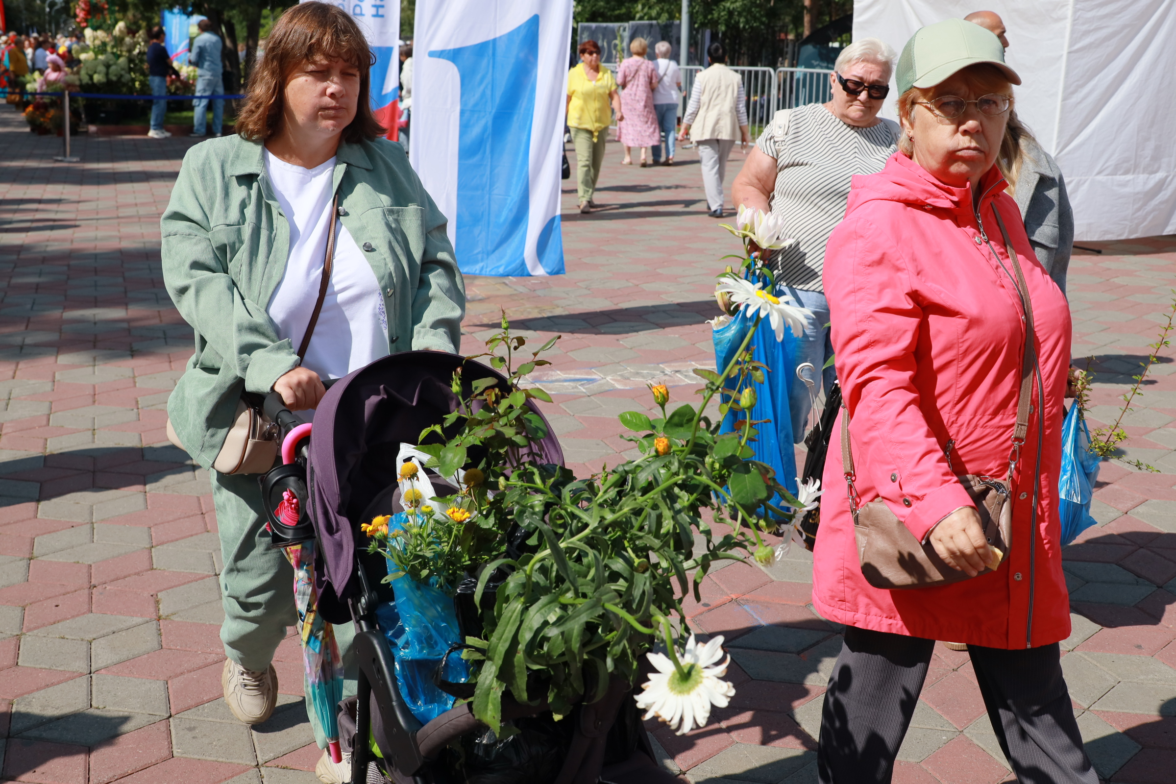 Центр Челябинска наполнился спелыми плодами и цветочным ароматом