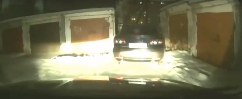 В Челябинске инспекторам ГИБДД пришлось бежать за угонщиком