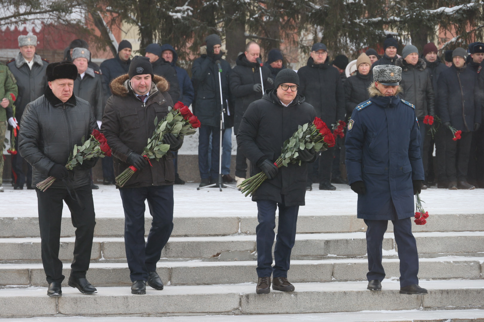 Губернатор Алексей Текслер возложил цветы к Вечному огню в Челябинске