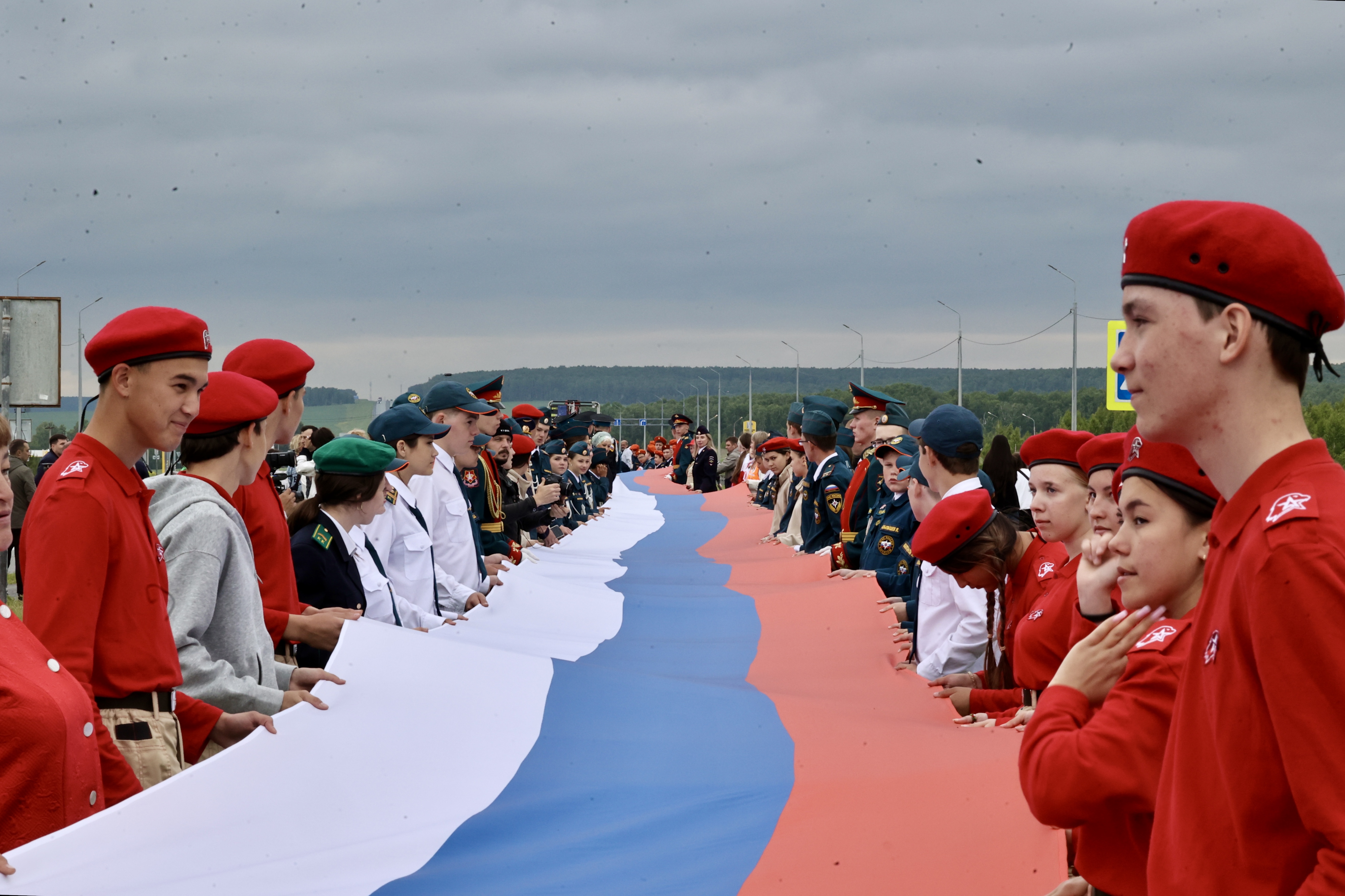 Гигантский флаг России развернули на трассе М5 в Челябинской области