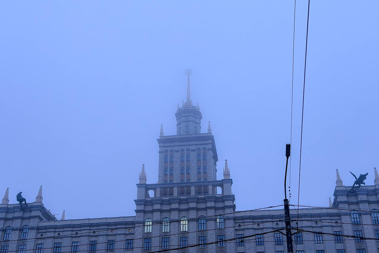 Фоторепортаж из сумеречной зоны: утренний туман окутал Челябинск