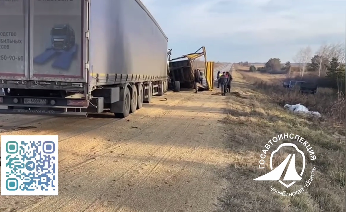 Грузовик протаранил трактор с зерном в Челябинской области*