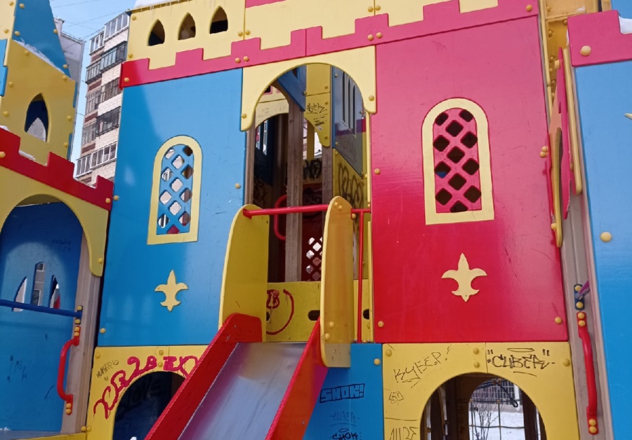 В Миассе малолетние вандалы разгромили детский игровой дворец