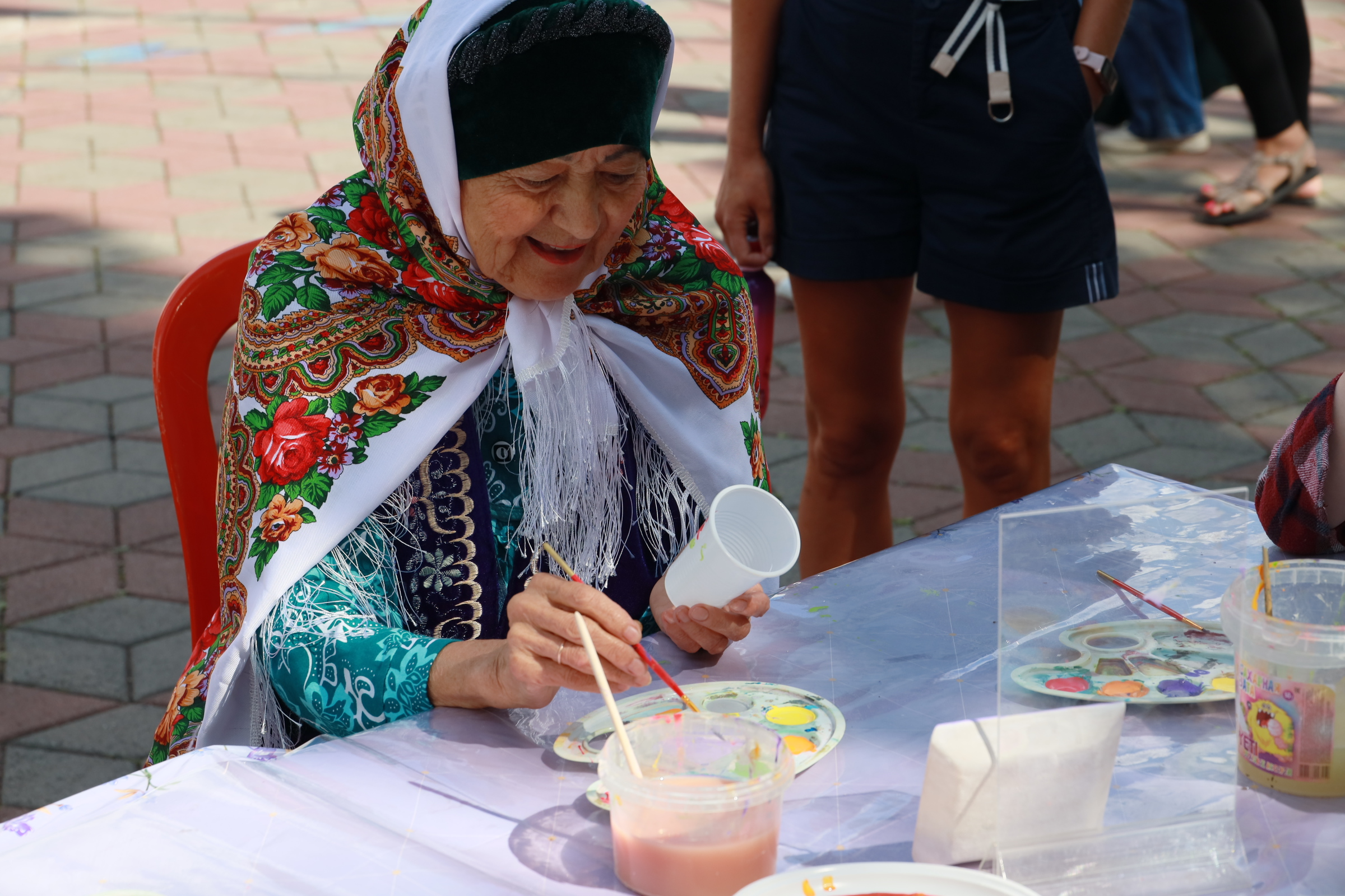 Центр Челябинска наполнился спелыми плодами и цветочным ароматом