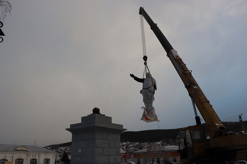 В Миассе демонтировали памятник Ленину с отвалившимся лицом