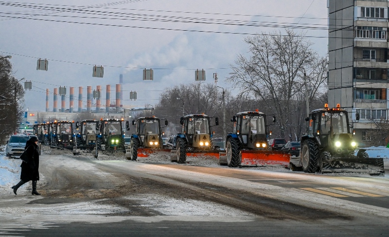 В Челябинске очистят дороги от снега и соли за сутки*1