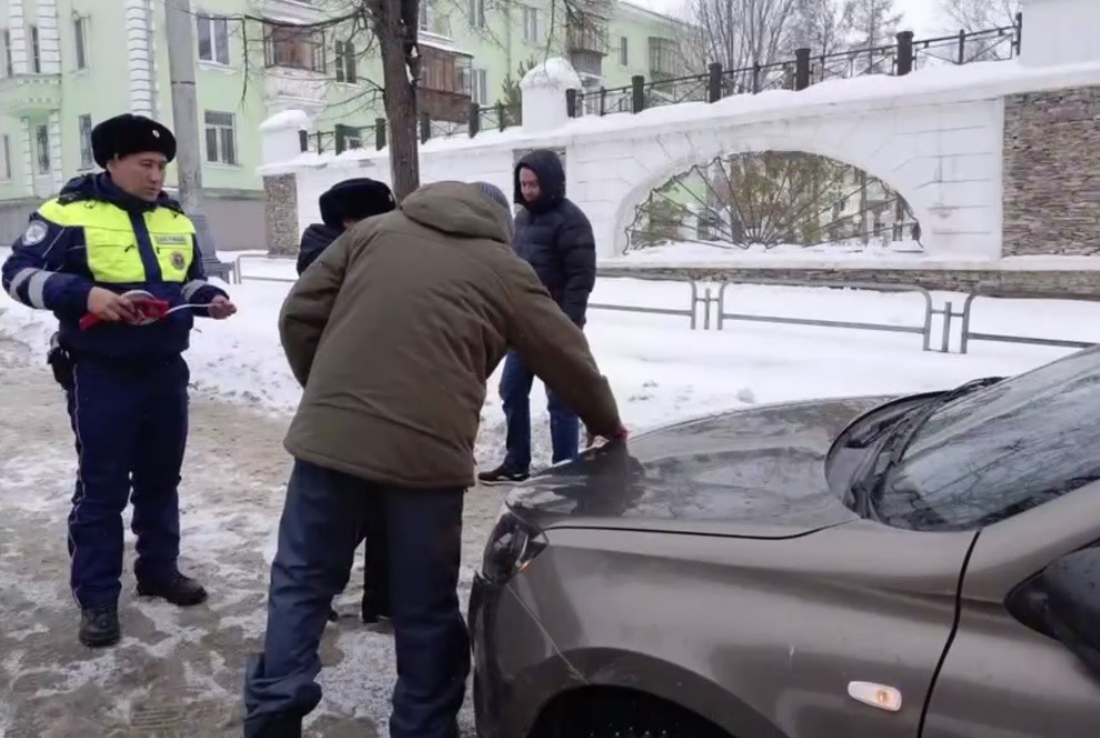 Пьяный водитель сбил двух подростков около школы в Магнитогорске*