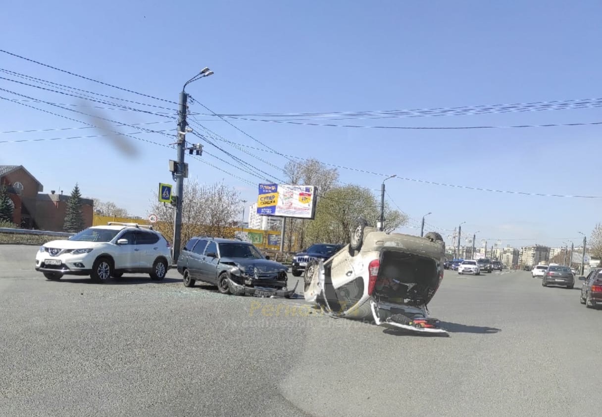 Сегодня в челябинске 10 день. ДТП Челябинск братьев Кашириных. Авария на братьев Кашириных Челябинск сегодня. ДТП В Челябинске сегодня на братьев Кашириных. Авария в Челябинске вчера на братьев Кашириных.