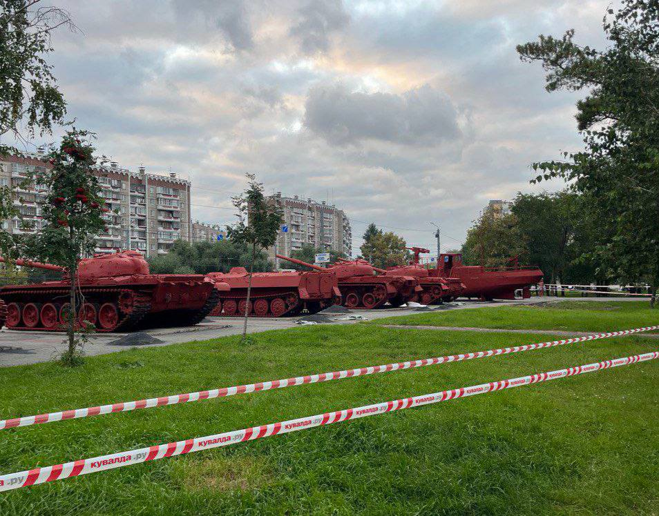 В Челябинском парке появились розовые танки*