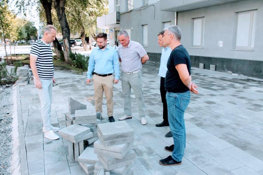 Неровную плитку и провалы нашли при проверке ремонта улицы Свободы в Челябинске
