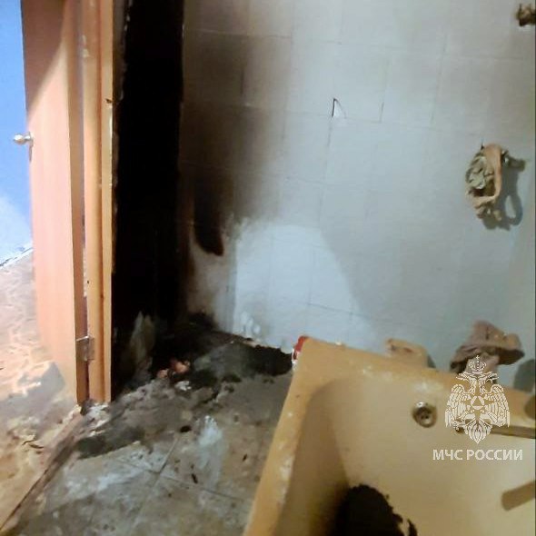 Двух детей спасли из запертой квартиры во время пожара в Магнитогорске