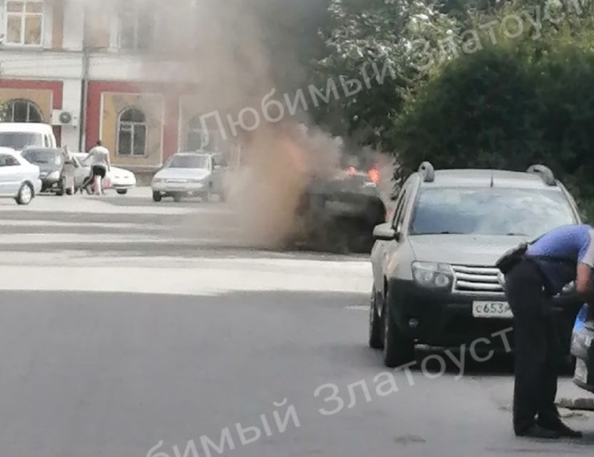 В Златоусте загорелась машина с людьми в салоне