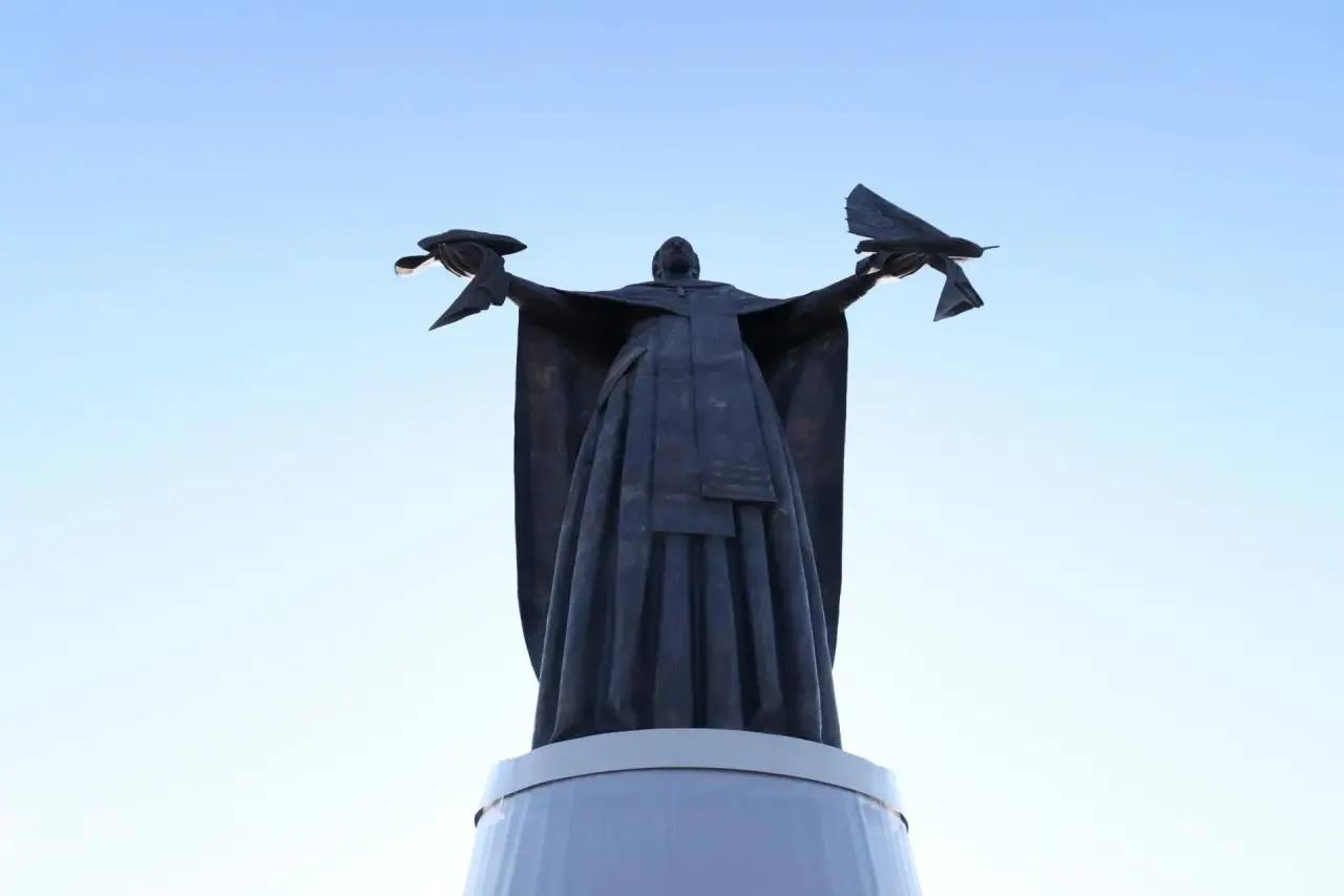 10-метровую скульптуру Николая Чудотворца установили на въезде в Сатку