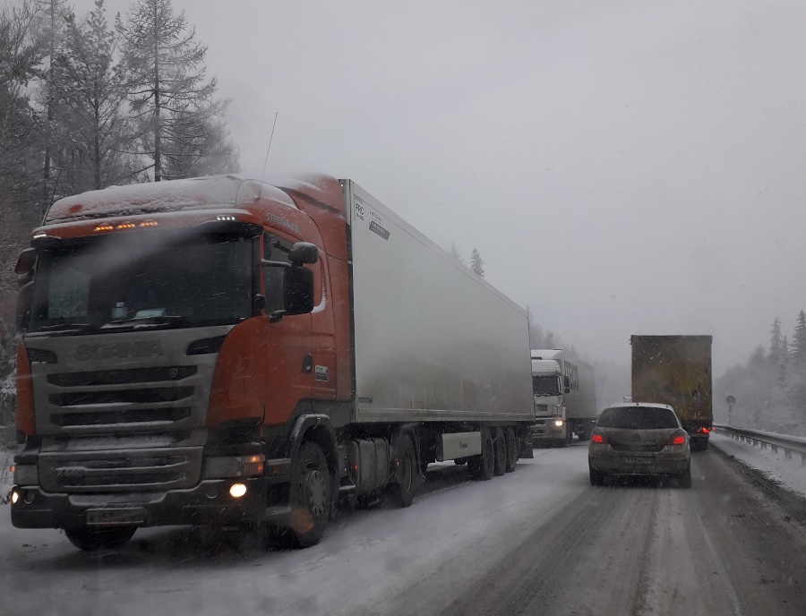 Водители заночевали на трассе М-5 в Челябинской области из-за жутких пробок