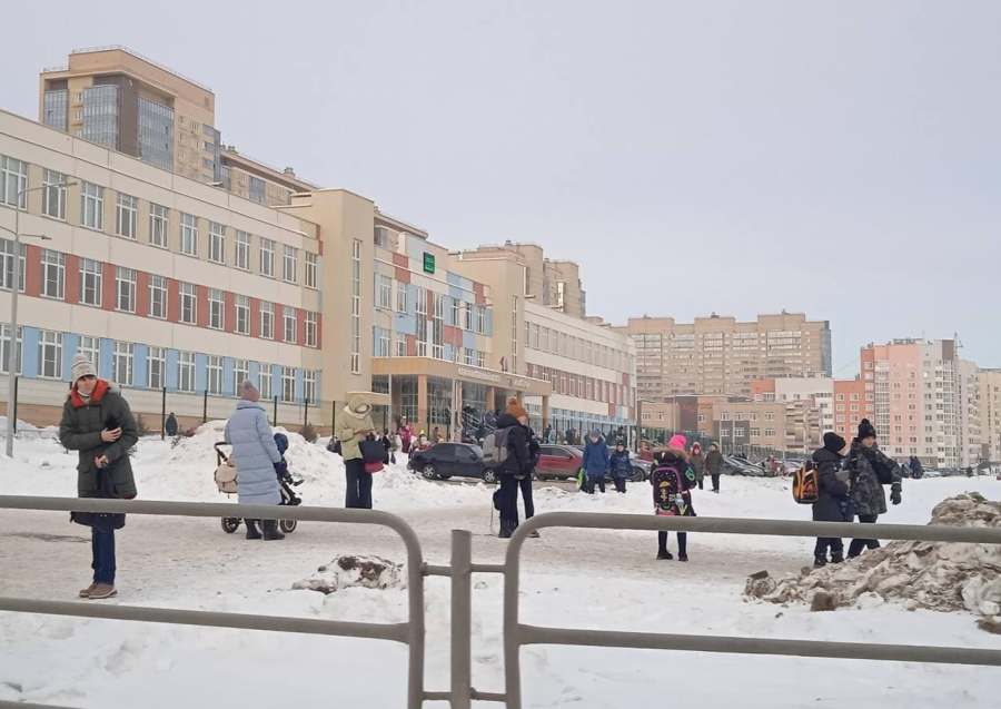 Сегодня в школу челябинск. Эвакуация школ Челябинск. Челябинск авакуирование школы 119. Школьник в Челябинске. Школы Челябинска эвакуировали.