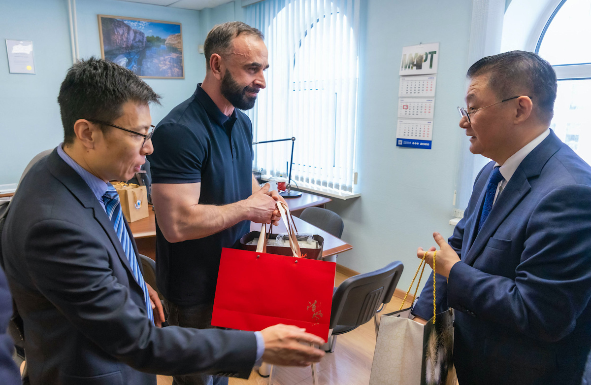 Свитер с душой: челябинский подарок покорил китайского генконсула*