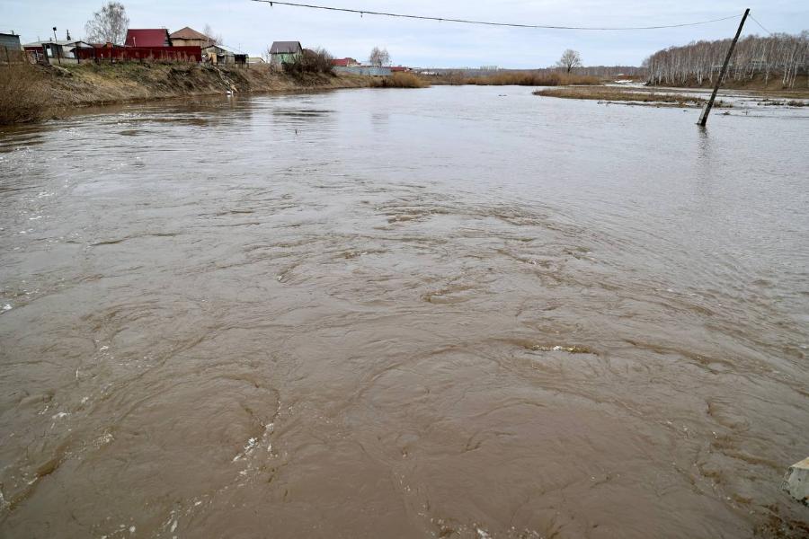 Вышедшая из берегов река Катав в Челябинской области затопила село*1