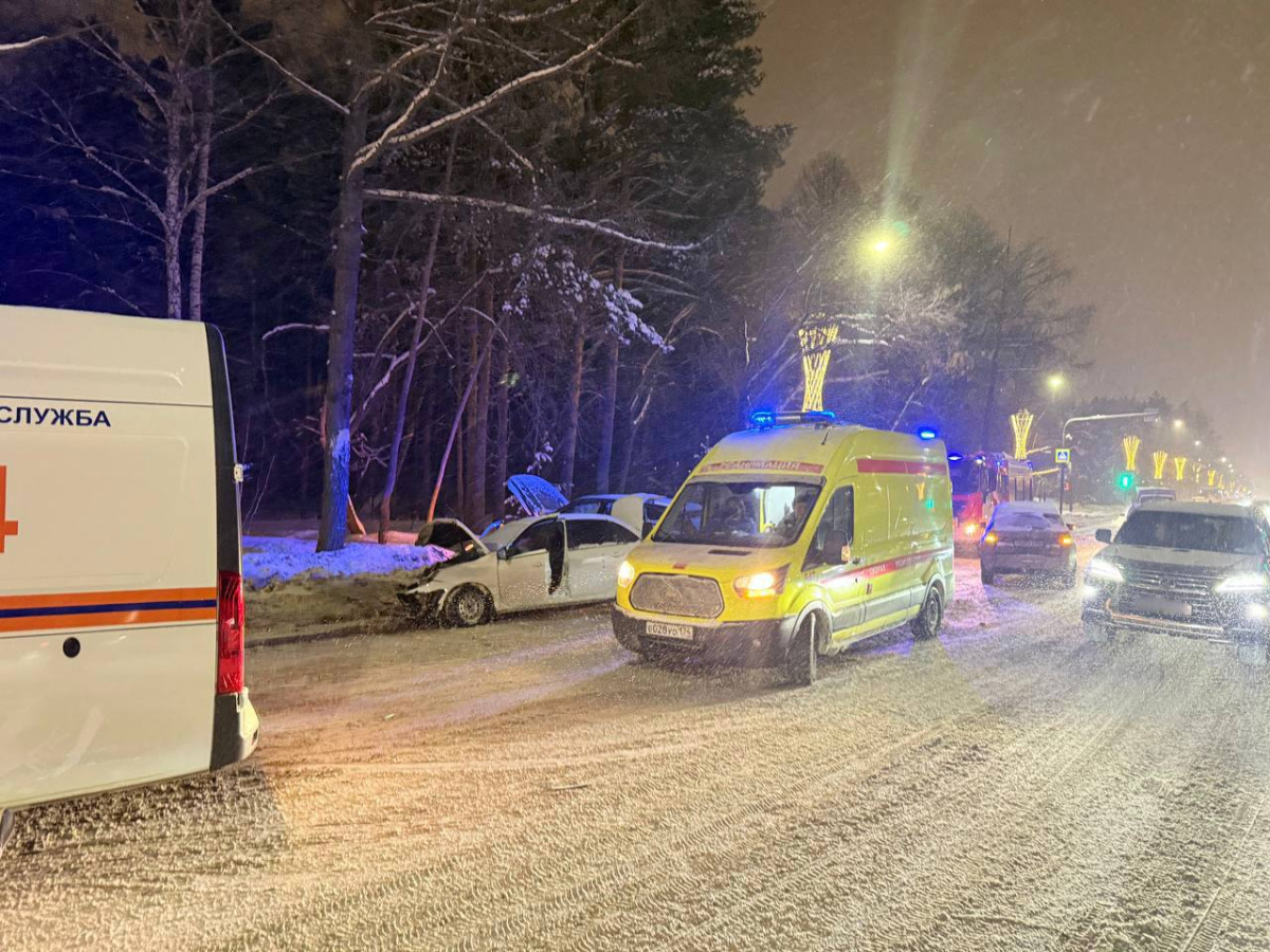 На улице Худякова в Челябинске столкнулись три автомобиля*