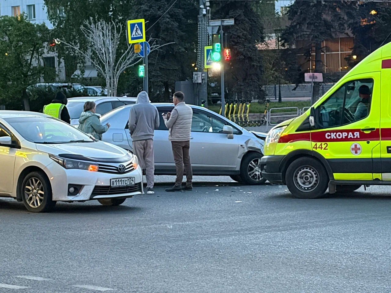 13-летняя школьница пострадала при столкновении троллейбуса и иномарки в Челябинске