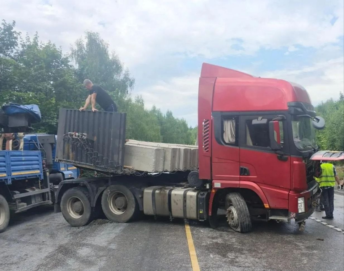 Грузовик с фундаментными блоками врезался в отбойник на М5 в Челябинской области*