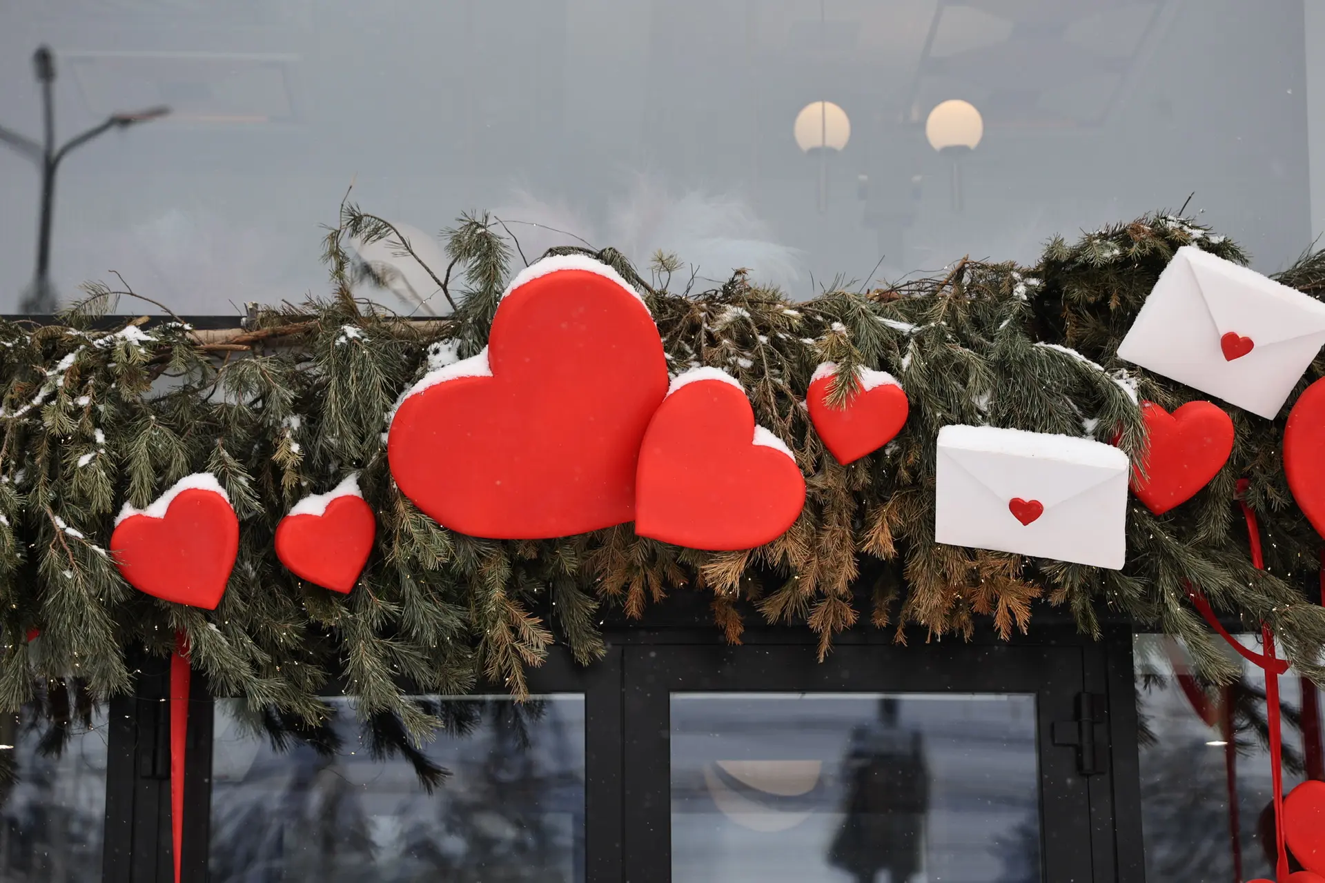 Погода держит в тонусе: в Челябинске продолжается борьба с сугробами