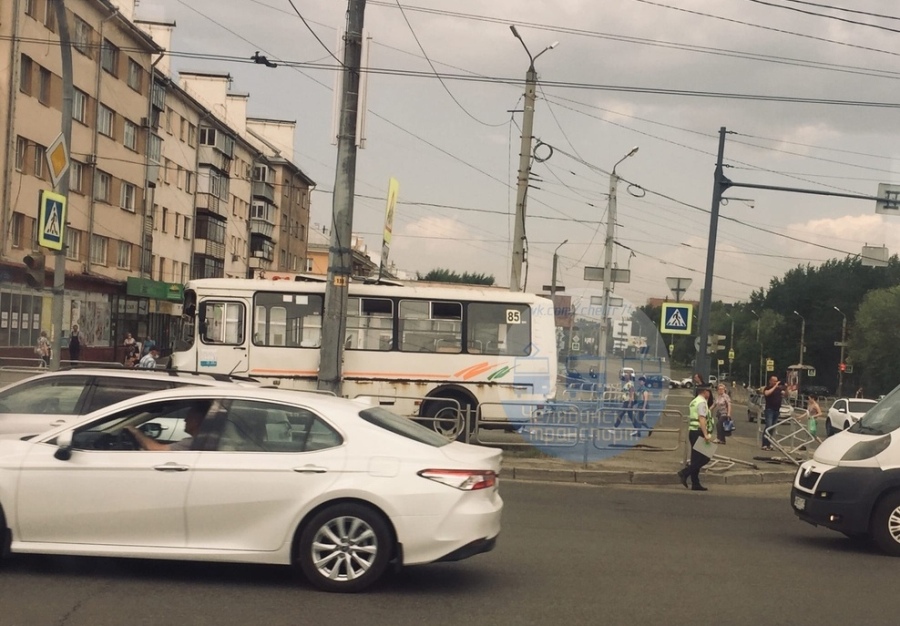 Челябинку увезли в больницу после столкновения маршрутки и грузовика