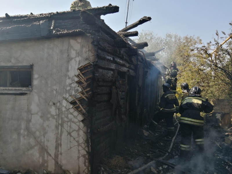 В Челябинске при пожаре в заброшенном доме погибли двое мужчин