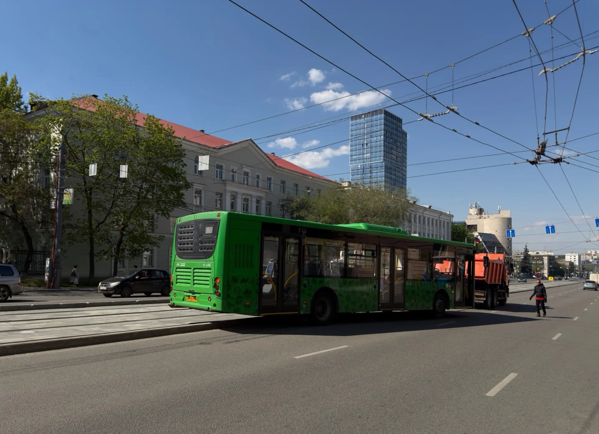 Автобус вылетел на рельсы в центре Челябинска*