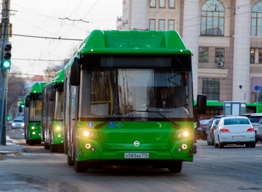 Автобус полностью сгорел на дороге в Копейске*1