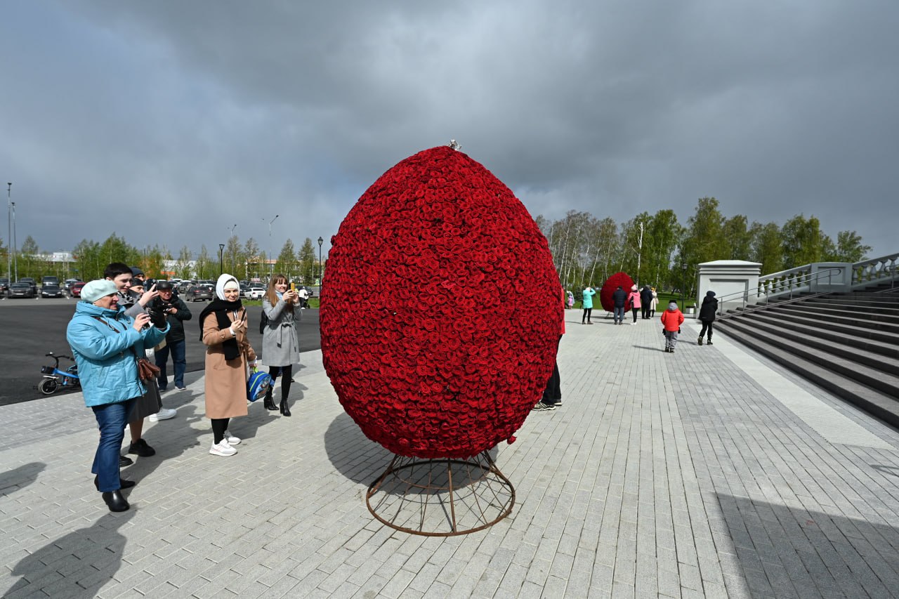 Челябинск украсили гигантскими пасхальными яйцами из живых роз*