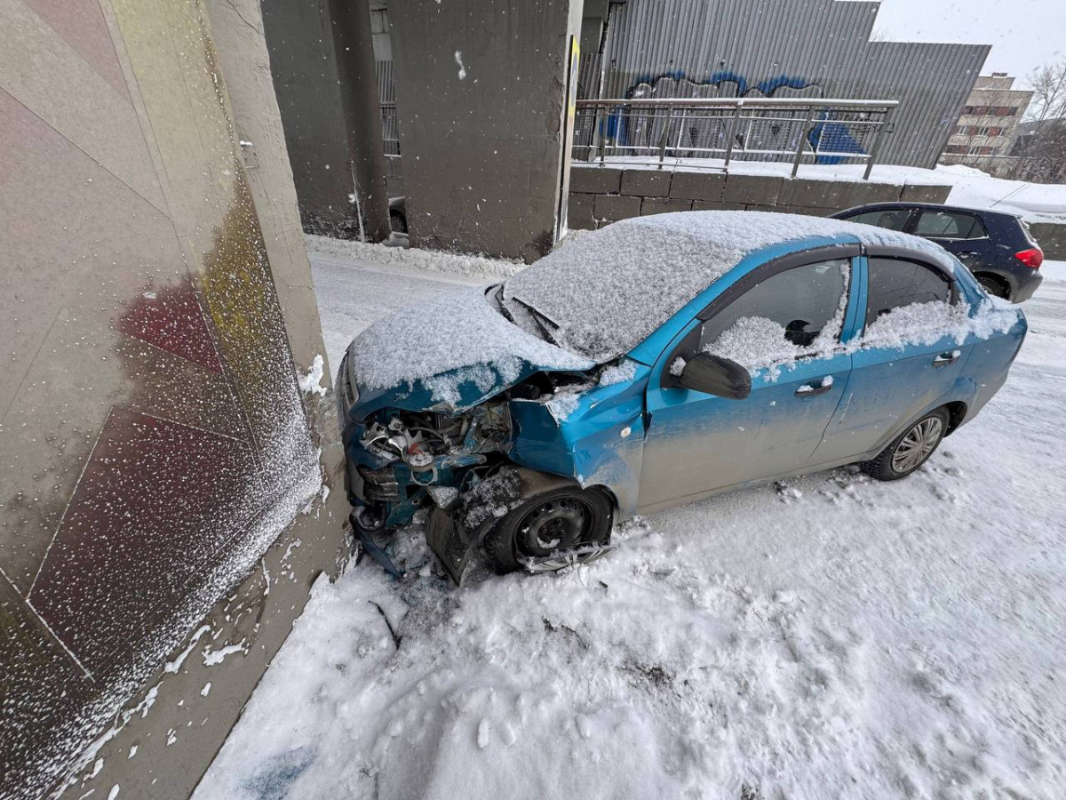 Женщина на Chevrolet Aveo влетела в опору моста на Копейском шоссе в Челябинске*