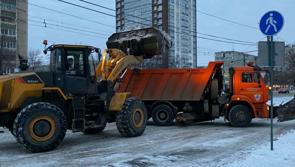 Заснеженный Челябинск чистят более 200 машин и 260 рабочих