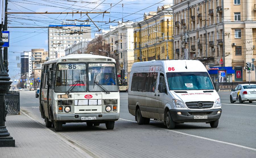 В Челябинске водитель маршрутки спел для пассажиров*1