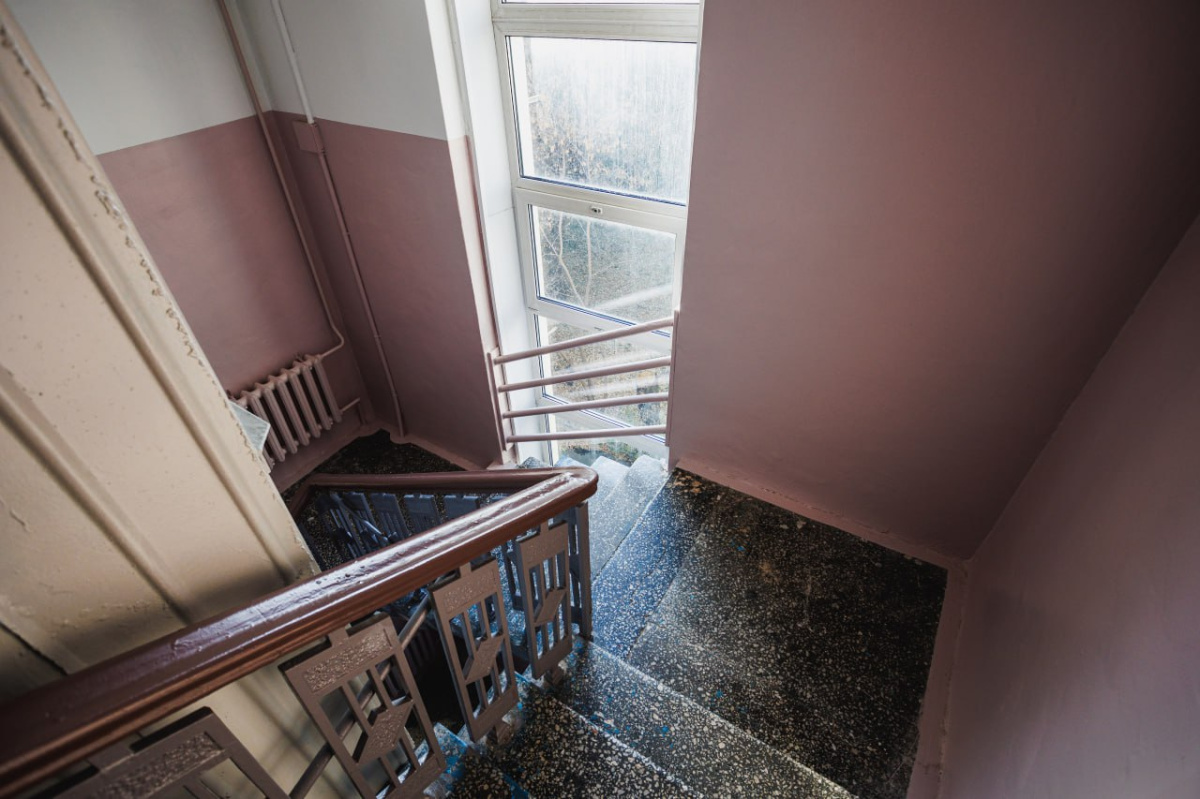 В пятиэтажке Челябинска частично обрушилась лестница*1