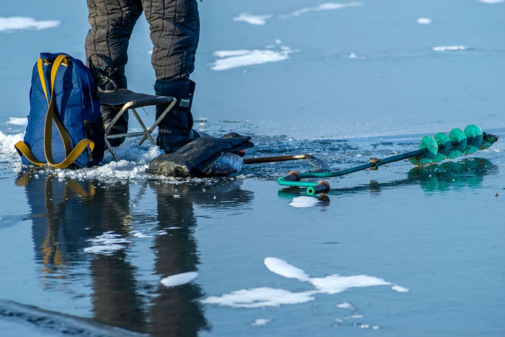 Двое приезжих провалились под лед на озере в Челябинской области*1