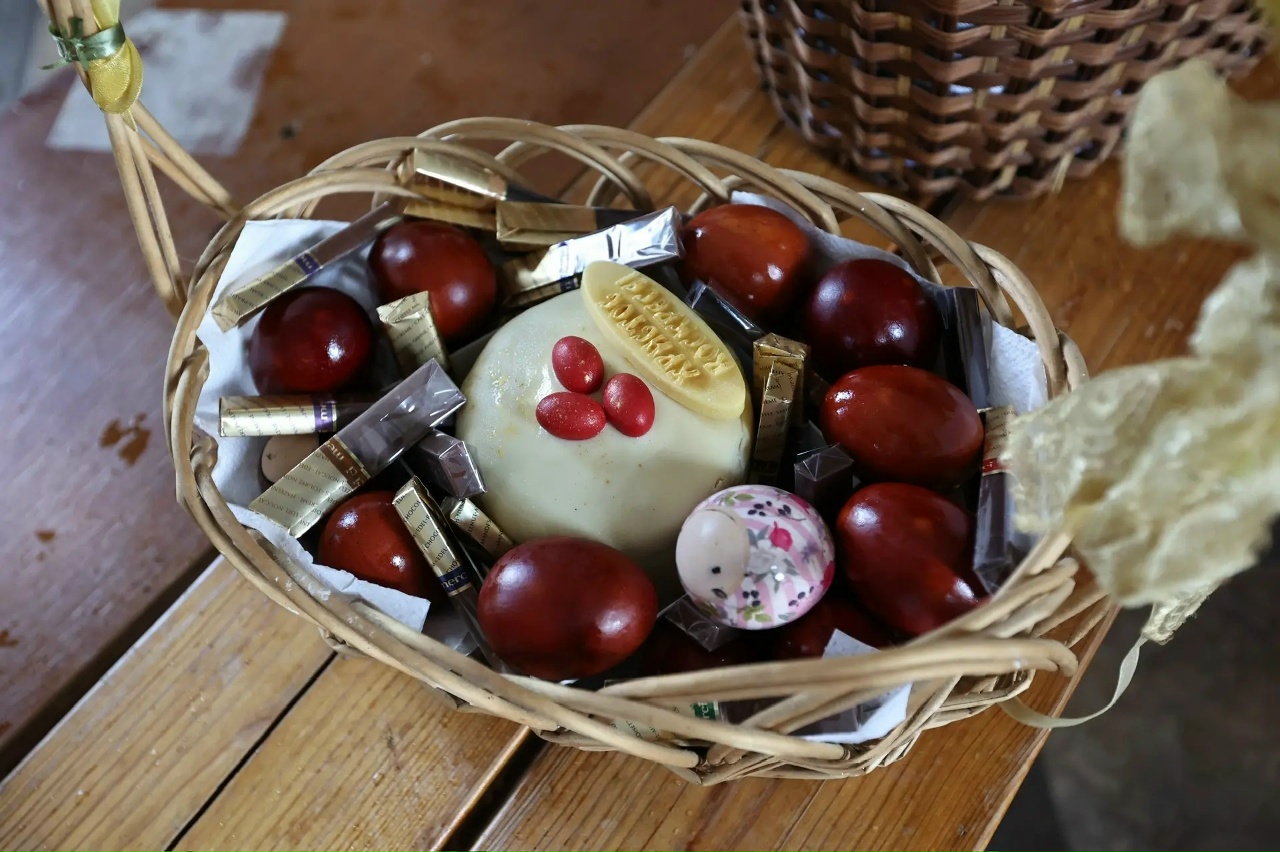 Парад куличей: какую снедь челябинцы принесли в храмы для освящения